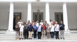 Gubernur Banten Andra Soni (keenam dari kanan) didampingi Kadisnakertrans Banten Septo Kalnadi, Kadisbud Banten Jamaludin dan Kepala DPMPTSP Virgojanti foto bersama pengurus Apindo Banten.