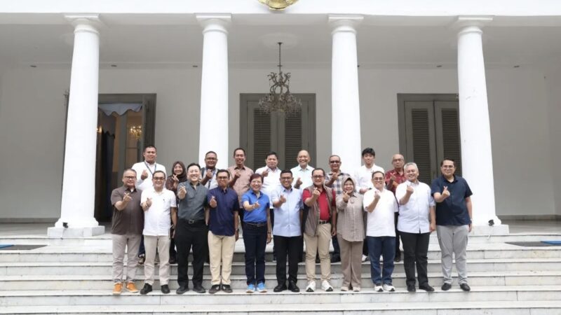 Gubernur Banten Andra Soni (keenam dari kanan) didampingi Kadisnakertrans Banten Septo Kalnadi, Kadisbud Banten Jamaludin dan Kepala DPMPTSP Virgojanti foto bersama pengurus Apindo Banten.