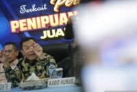 Wakil Kepala Badan Gizi Nasional (BGN) Sony Sonjaya (kanan) didampingi Sekretaris Deputi (Sesdep) Promosi dan Kerja Sama BGN Lalu Muhammad Iwan Mahardan (kiri) memberikan keterangan pers terkait perkembangan kasus dugaan penipuan dan/atau penggelapan praktik jual beli titik lokasi Satuan Pelayanan Pemenuhan Gizi (SPPG) di Markas Polda NTB, Mataram, NTB, Jumat (29/5/2026). 