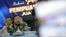 Wakil Kepala Badan Gizi Nasional (BGN) Sony Sonjaya (kanan) didampingi Sekretaris Deputi (Sesdep) Promosi dan Kerja Sama BGN Lalu Muhammad Iwan Mahardan (kiri) memberikan keterangan pers terkait perkembangan kasus dugaan penipuan dan/atau penggelapan praktik jual beli titik lokasi Satuan Pelayanan Pemenuhan Gizi (SPPG) di Markas Polda NTB, Mataram, NTB, Jumat (29/5/2026). 