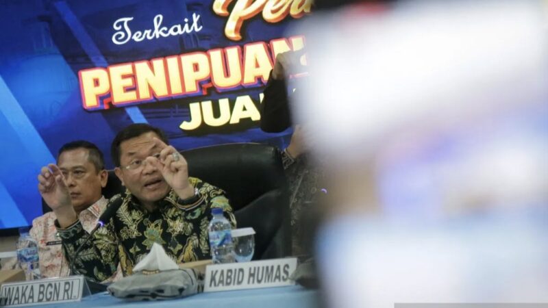 Wakil Kepala Badan Gizi Nasional (BGN) Sony Sonjaya (kanan) didampingi Sekretaris Deputi (Sesdep) Promosi dan Kerja Sama BGN Lalu Muhammad Iwan Mahardan (kiri) memberikan keterangan pers terkait perkembangan kasus dugaan penipuan dan/atau penggelapan praktik jual beli titik lokasi Satuan Pelayanan Pemenuhan Gizi (SPPG) di Markas Polda NTB, Mataram, NTB, Jumat (29/5/2026). 