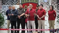 Suasana Konferensi Pers terkait penangkapan Eks Kepala BGN Dadan Hindayana beserta dua mantan wakilnya, Lodewyk Pusung dan Sonny Sonjaya di Kejagung, Jakarta, Rabu (3/6/2026)