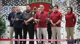 Suasana Konferensi Pers terkait penangkapan Eks Kepala BGN Dadan Hindayana beserta dua mantan wakilnya, Lodewyk Pusung dan Sonny Sonjaya di Kejagung, Jakarta, Rabu (3/6/2026)