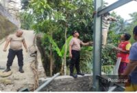 Personel Polsek Sobang bersama warga bergotong royong dalam pembangunan Jembatan Gantung Merah Putih Presisi di Kampung Sukarasa, Desa Sukaresmi, Kecamatan Sobang, Kabupaten Lebak, Kamis (11/6/2026).
