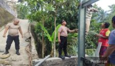 Personel Polsek Sobang bersama warga bergotong royong dalam pembangunan Jembatan Gantung Merah Putih Presisi di Kampung Sukarasa, Desa Sukaresmi, Kecamatan Sobang, Kabupaten Lebak, Kamis (11/6/2026).