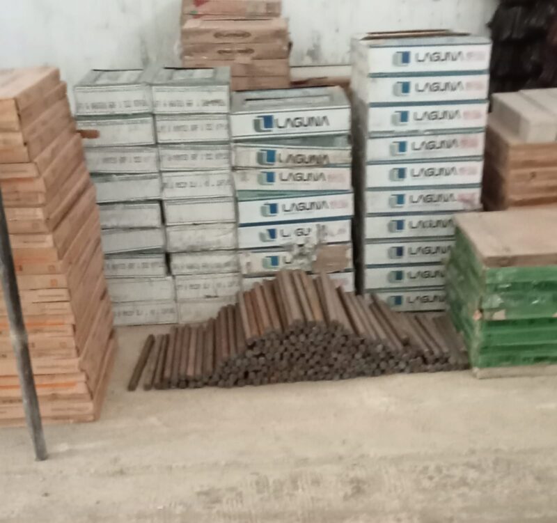 Foto: Material dan peralatan yang diduga digunakan untuk menunjang aktivitas pertambangan emas tanpa izin ditemukan saat investigasi lapangan. Dugaan tersebut masih menunggu klarifikasi dari pihak terkait serta hasil penyelidikan aparat penegak hukum.