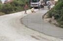 Foto: Pekerjaan rabat beton pada jalan poros Muncang–Leuwidamar, Kabupaten Lebak. Proyek tersebut menuai perhatian masyarakat lantaran tidak dilengkapi papan informasi yang memuat sumber anggaran, nilai kontrak, dan identitas pelaksana kegiatan. Kamis (25/6/2026).