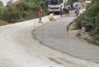 Foto: Pekerjaan rabat beton pada jalan poros Muncang–Leuwidamar, Kabupaten Lebak. Proyek tersebut menuai perhatian masyarakat lantaran tidak dilengkapi papan informasi yang memuat sumber anggaran, nilai kontrak, dan identitas pelaksana kegiatan. Kamis (25/6/2026).