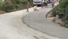 Foto: Pekerjaan rabat beton pada jalan poros Muncang–Leuwidamar, Kabupaten Lebak. Proyek tersebut menuai perhatian masyarakat lantaran tidak dilengkapi papan informasi yang memuat sumber anggaran, nilai kontrak, dan identitas pelaksana kegiatan. Kamis (25/6/2026).