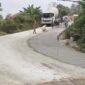 Foto: Pekerjaan rabat beton pada jalan poros Muncang–Leuwidamar, Kabupaten Lebak. Proyek tersebut menuai perhatian masyarakat lantaran tidak dilengkapi papan informasi yang memuat sumber anggaran, nilai kontrak, dan identitas pelaksana kegiatan. Kamis (25/6/2026).