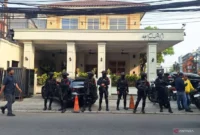 Ditreskrimsus Polda Metro Jaya dan Kortastipidkor Polri menggeledah kafe dan tempat tukar uang di Cipete, Jakarta Selatan terkait penyidikan dugaan kasus korupsi pasokan batu bara terhadap perusahaan PT PLN (Persero), PT Asabri (Persero) dan PT Krakatau Steel, Jakarta, Rabu (8/7/2026).