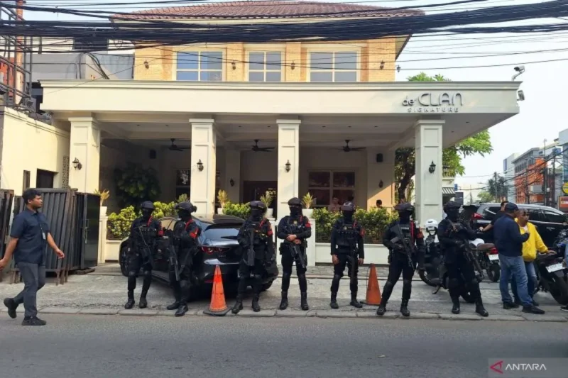 Ditreskrimsus Polda Metro Jaya dan Kortastipidkor Polri menggeledah kafe dan tempat tukar uang di Cipete, Jakarta Selatan terkait penyidikan dugaan kasus korupsi pasokan batu bara terhadap perusahaan PT PLN (Persero), PT Asabri (Persero) dan PT Krakatau Steel, Jakarta, Rabu (8/7/2026).