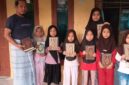 Keterangan Foto: Ketua PAC Pemuda Pancasila Kecamatan Muncang, M. Fadilah, bersama jajaran pengurus menyerahkan bantuan Al-Qur'an kepada pengurus masjid dan majelis ta'lim di Kecamatan Muncang, Kabupaten Lebak, sebagai bentuk kepedulian terhadap pembinaan keagamaan serta dukungan bagi kegiatan mengaji di lingkungan masyarakat.