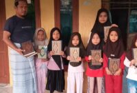 Keterangan Foto: Ketua PAC Pemuda Pancasila Kecamatan Muncang, M. Fadilah, bersama jajaran pengurus menyerahkan bantuan Al-Qur'an kepada pengurus masjid dan majelis ta'lim di Kecamatan Muncang, Kabupaten Lebak, sebagai bentuk kepedulian terhadap pembinaan keagamaan serta dukungan bagi kegiatan mengaji di lingkungan masyarakat.