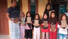 Keterangan Foto: Ketua PAC Pemuda Pancasila Kecamatan Muncang, M. Fadilah, bersama jajaran pengurus menyerahkan bantuan Al-Qur'an kepada pengurus masjid dan majelis ta'lim di Kecamatan Muncang, Kabupaten Lebak, sebagai bentuk kepedulian terhadap pembinaan keagamaan serta dukungan bagi kegiatan mengaji di lingkungan masyarakat.