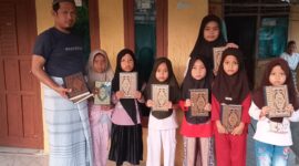 Keterangan Foto: Ketua PAC Pemuda Pancasila Kecamatan Muncang, M. Fadilah, bersama jajaran pengurus menyerahkan bantuan Al-Qur'an kepada pengurus masjid dan majelis ta'lim di Kecamatan Muncang, Kabupaten Lebak, sebagai bentuk kepedulian terhadap pembinaan keagamaan serta dukungan bagi kegiatan mengaji di lingkungan masyarakat.