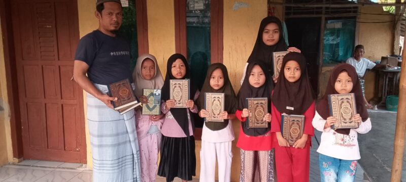 Keterangan Foto: Ketua PAC Pemuda Pancasila Kecamatan Muncang, M. Fadilah, bersama jajaran pengurus menyerahkan bantuan Al-Qur'an kepada pengurus masjid dan majelis ta'lim di Kecamatan Muncang, Kabupaten Lebak, sebagai bentuk kepedulian terhadap pembinaan keagamaan serta dukungan bagi kegiatan mengaji di lingkungan masyarakat.