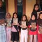 Keterangan Foto: Ketua PAC Pemuda Pancasila Kecamatan Muncang, M. Fadilah, bersama jajaran pengurus menyerahkan bantuan Al-Qur'an kepada pengurus masjid dan majelis ta'lim di Kecamatan Muncang, Kabupaten Lebak, sebagai bentuk kepedulian terhadap pembinaan keagamaan serta dukungan bagi kegiatan mengaji di lingkungan masyarakat.