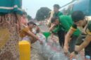 Keterangan Foto: Ketua DPC PPP Kabupaten Lebak, Asep Nuh, S.E., turun langsung melayani warga saat proses pendistribusian bantuan air bersih di Desa Bintangresmi, Kecamatan Cipanas, Kabupaten Lebak, Rabu (5/8/2026). Kehadiran secara langsung tersebut menjadi wujud kepedulian terhadap masyarakat yang terdampak kekeringan akibat musim kemarau.