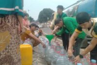 Keterangan Foto: Ketua DPC PPP Kabupaten Lebak, Asep Nuh, S.E., turun langsung melayani warga saat proses pendistribusian bantuan air bersih di Desa Bintangresmi, Kecamatan Cipanas, Kabupaten Lebak, Rabu (5/8/2026). Kehadiran secara langsung tersebut menjadi wujud kepedulian terhadap masyarakat yang terdampak kekeringan akibat musim kemarau.