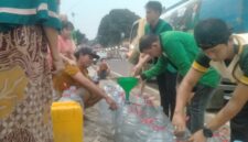 Keterangan Foto: Ketua DPC PPP Kabupaten Lebak, Asep Nuh, S.E., turun langsung melayani warga saat proses pendistribusian bantuan air bersih di Desa Bintangresmi, Kecamatan Cipanas, Kabupaten Lebak, Rabu (5/8/2026). Kehadiran secara langsung tersebut menjadi wujud kepedulian terhadap masyarakat yang terdampak kekeringan akibat musim kemarau.