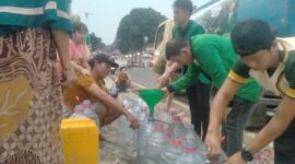 Keterangan Foto: Ketua DPC PPP Kabupaten Lebak, Asep Nuh, S.E., turun langsung melayani warga saat proses pendistribusian bantuan air bersih di Desa Bintangresmi, Kecamatan Cipanas, Kabupaten Lebak, Rabu (5/8/2026). Kehadiran secara langsung tersebut menjadi wujud kepedulian terhadap masyarakat yang terdampak kekeringan akibat musim kemarau.