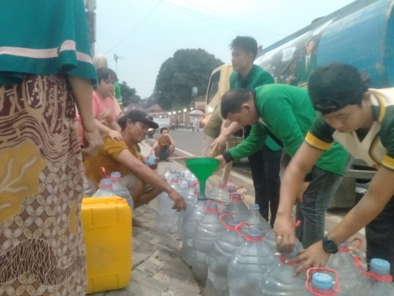 Keterangan Foto: Ketua DPC PPP Kabupaten Lebak, Asep Nuh, S.E., turun langsung melayani warga saat proses pendistribusian bantuan air bersih di Desa Bintangresmi, Kecamatan Cipanas, Kabupaten Lebak, Rabu (5/8/2026). Kehadiran secara langsung tersebut menjadi wujud kepedulian terhadap masyarakat yang terdampak kekeringan akibat musim kemarau.