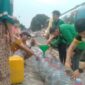 Keterangan Foto: Ketua DPC PPP Kabupaten Lebak, Asep Nuh, S.E., turun langsung melayani warga saat proses pendistribusian bantuan air bersih di Desa Bintangresmi, Kecamatan Cipanas, Kabupaten Lebak, Rabu (5/8/2026). Kehadiran secara langsung tersebut menjadi wujud kepedulian terhadap masyarakat yang terdampak kekeringan akibat musim kemarau.