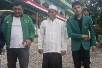 Keterangan Foto: Ketua Fraksi PPP DPRD Kabupaten Lebak, Asep Nuh, S.E., berbincang bersama Pengasuh Pondok Pesantren Darul Mustapa, KH. Omik Hadhromi, usai penyerahan bantuan air bersih di Kecamatan Cipanas, Kabupaten Lebak, Rabu (5/8/2026). Pertemuan tersebut menjadi bagian dari upaya memperkuat kepedulian terhadap kebutuhan air bersih bagi para santri di tengah musim kemarau.