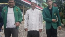 Keterangan Foto: Ketua Fraksi PPP DPRD Kabupaten Lebak, Asep Nuh, S.E., berbincang bersama Pengasuh Pondok Pesantren Darul Mustapa, KH. Omik Hadhromi, usai penyerahan bantuan air bersih di Kecamatan Cipanas, Kabupaten Lebak, Rabu (5/8/2026). Pertemuan tersebut menjadi bagian dari upaya memperkuat kepedulian terhadap kebutuhan air bersih bagi para santri di tengah musim kemarau.