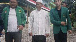 Keterangan Foto: Ketua Fraksi PPP DPRD Kabupaten Lebak, Asep Nuh, S.E., berbincang bersama Pengasuh Pondok Pesantren Darul Mustapa, KH. Omik Hadhromi, usai penyerahan bantuan air bersih di Kecamatan Cipanas, Kabupaten Lebak, Rabu (5/8/2026). Pertemuan tersebut menjadi bagian dari upaya memperkuat kepedulian terhadap kebutuhan air bersih bagi para santri di tengah musim kemarau.
