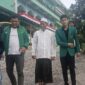 Keterangan Foto: Ketua Fraksi PPP DPRD Kabupaten Lebak, Asep Nuh, S.E., berbincang bersama Pengasuh Pondok Pesantren Darul Mustapa, KH. Omik Hadhromi, usai penyerahan bantuan air bersih di Kecamatan Cipanas, Kabupaten Lebak, Rabu (5/8/2026). Pertemuan tersebut menjadi bagian dari upaya memperkuat kepedulian terhadap kebutuhan air bersih bagi para santri di tengah musim kemarau.