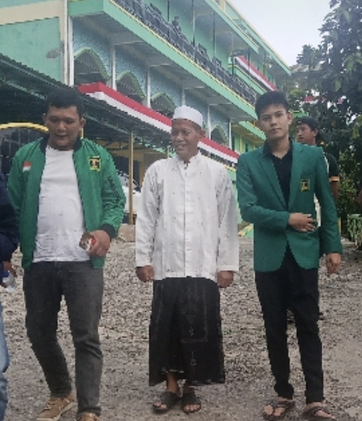 Keterangan Foto: Ketua Fraksi PPP DPRD Kabupaten Lebak, Asep Nuh, S.E., berbincang bersama Pengasuh Pondok Pesantren Darul Mustapa, KH. Omik Hadhromi, usai penyerahan bantuan air bersih di Kecamatan Cipanas, Kabupaten Lebak, Rabu (5/8/2026). Pertemuan tersebut menjadi bagian dari upaya memperkuat kepedulian terhadap kebutuhan air bersih bagi para santri di tengah musim kemarau.