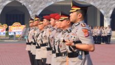 Keterangan Foto:
Kapolda Banten Irjen Pol Hengki memimpin serah terima jabatan lima pejabat utama Polda Banten dalam rangkaian mutasi di lingkungan Polri di Lapangan Apel Polda Banten, Selasa (15/9/2026