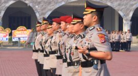 Keterangan Foto:
Kapolda Banten Irjen Pol Hengki memimpin serah terima jabatan lima pejabat utama Polda Banten dalam rangkaian mutasi di lingkungan Polri di Lapangan Apel Polda Banten, Selasa (15/9/2026