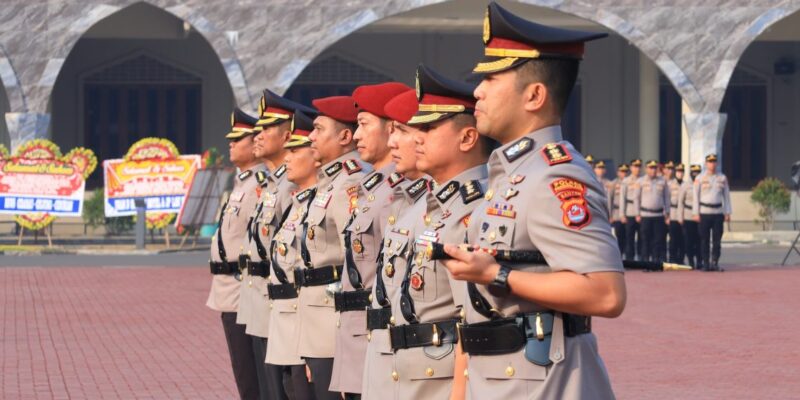 Keterangan Foto:
Kapolda Banten Irjen Pol Hengki memimpin serah terima jabatan lima pejabat utama Polda Banten dalam rangkaian mutasi di lingkungan Polri di Lapangan Apel Polda Banten, Selasa (15/9/2026
