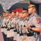 Keterangan Foto:
Kapolda Banten Irjen Pol Hengki memimpin serah terima jabatan lima pejabat utama Polda Banten dalam rangkaian mutasi di lingkungan Polri di Lapangan Apel Polda Banten, Selasa (15/9/2026