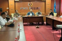 Ketua Umum PWI Pusat Akhmad Munir (tengah) saat memimpin rapat persiapan konsolidasi 38 portal PWI daerah di Kantor PWI Pusat, Gedung Dewan Pers, Jakarta, Selasa (22/9/2026). ANTARA/HO-PWI Pusat