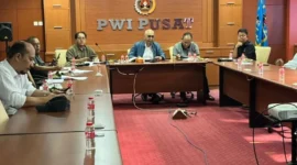 Ketua Umum PWI Pusat Akhmad Munir (tengah) saat memimpin rapat persiapan konsolidasi 38 portal PWI daerah di Kantor PWI Pusat, Gedung Dewan Pers, Jakarta, Selasa (22/9/2026). ANTARA/HO-PWI Pusat
