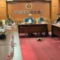 Ketua Umum PWI Pusat Akhmad Munir (tengah) saat memimpin rapat persiapan konsolidasi 38 portal PWI daerah di Kantor PWI Pusat, Gedung Dewan Pers, Jakarta, Selasa (22/9/2026). ANTARA/HO-PWI Pusat