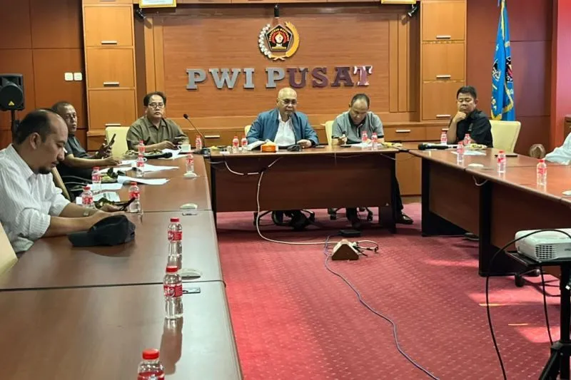 Ketua Umum PWI Pusat Akhmad Munir (tengah) saat memimpin rapat persiapan konsolidasi 38 portal PWI daerah di Kantor PWI Pusat, Gedung Dewan Pers, Jakarta, Selasa (22/9/2026). ANTARA/HO-PWI Pusat