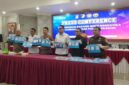 Keterangan Foto:
Polisi menunjukkan barang bukti narkotika berupa sabu, ekstasi, dan tembakau sintetis yang disita dari seorang perempuan berinisial MR (26) dalam pengungkapan kasus narkotika di Kota Cilegon, Banten.