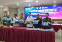 Keterangan Foto:
Polisi menunjukkan barang bukti narkotika berupa sabu, ekstasi, dan tembakau sintetis yang disita dari seorang perempuan berinisial MR (26) dalam pengungkapan kasus narkotika di Kota Cilegon, Banten.
