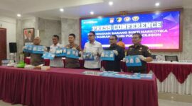 Keterangan Foto:
Polisi menunjukkan barang bukti narkotika berupa sabu, ekstasi, dan tembakau sintetis yang disita dari seorang perempuan berinisial MR (26) dalam pengungkapan kasus narkotika di Kota Cilegon, Banten.