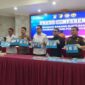 Keterangan Foto:
Polisi menunjukkan barang bukti narkotika berupa sabu, ekstasi, dan tembakau sintetis yang disita dari seorang perempuan berinisial MR (26) dalam pengungkapan kasus narkotika di Kota Cilegon, Banten.