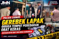 BOGOR — Polsek Ciomas bersama unsur Muspika Kecamatan Ciomas mengamankan 200 butir Tramadol, 380 butir Trihex, serta berbagai jenis minuman keras dalam operasi penindakan dugaan peredaran obat keras tertentu dan miras ilegal di kawasan Pasar dan Terminal Laladon serta wilayah Padasuka, Kabupaten Bogor, Rabu (14/10/2026). Dalam penggerebekan lapak yang diduga menjadi tempat transaksi obat keras, terduga penjual dilaporkan melarikan diri sebelum petugas tiba. Operasi ini merupakan tindak lanjut laporan masyarakat untuk menjaga keamanan dan ketertiban di wilayah Kecamatan Ciomas.