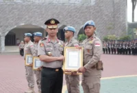 Kapolda Banten Irjen Pol Hendra Kurniawan memberikan piagam penghargaan kepada lima personel Polda Banten atas dedikasi dan pengabdian mereka dalam menjalankan misi perdamaian Perserikatan Bangsa-Bangsa (PBB) di Afrika Tengah melalui Satgas FPU 7 Minusca.