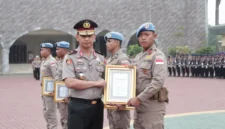Kapolda Banten Irjen Pol Hendra Kurniawan memberikan piagam penghargaan kepada lima personel Polda Banten atas dedikasi dan pengabdian mereka dalam menjalankan misi perdamaian Perserikatan Bangsa-Bangsa (PBB) di Afrika Tengah melalui Satgas FPU 7 Minusca.
