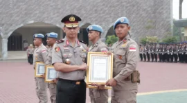 Kapolda Banten Irjen Pol Hendra Kurniawan memberikan piagam penghargaan kepada lima personel Polda Banten atas dedikasi dan pengabdian mereka dalam menjalankan misi perdamaian Perserikatan Bangsa-Bangsa (PBB) di Afrika Tengah melalui Satgas FPU 7 Minusca.