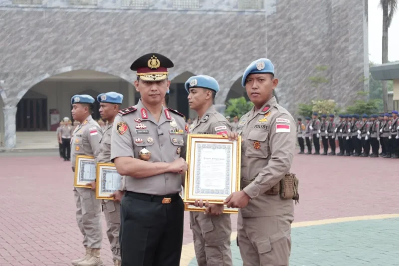 Kapolda Banten Irjen Pol Hendra Kurniawan memberikan piagam penghargaan kepada lima personel Polda Banten atas dedikasi dan pengabdian mereka dalam menjalankan misi perdamaian Perserikatan Bangsa-Bangsa (PBB) di Afrika Tengah melalui Satgas FPU 7 Minusca.